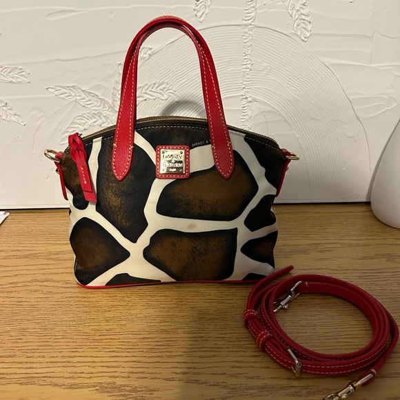 DOONEY & BOURKE GIRAFFE PRINT CANVAS SHOULDER BAG - Picture 2 of 10